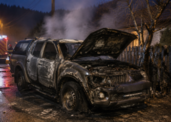 Mitsubishi L200, mistuit de flăcări la Vatra Moldoviței. În mașină au ars acte și un portofel cu 2.000 de lei. Pagubă de 10.000 de euro