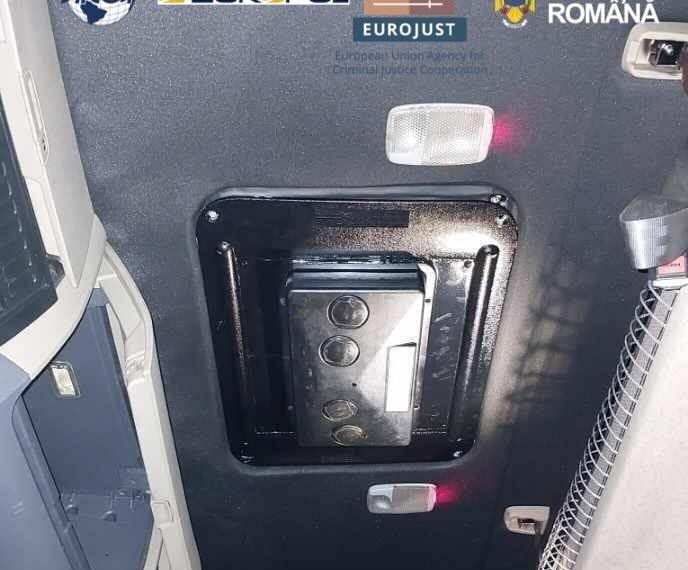 DIICOT a descins și la Câmpulung Moldovenesc într-un dosar uriaș de trafic internațional de droguri. Gruparea ar fi transportat aproape 1,7 tone de cocaină, canabis și hașiș, în valoare de până la 25 de milioane de euro