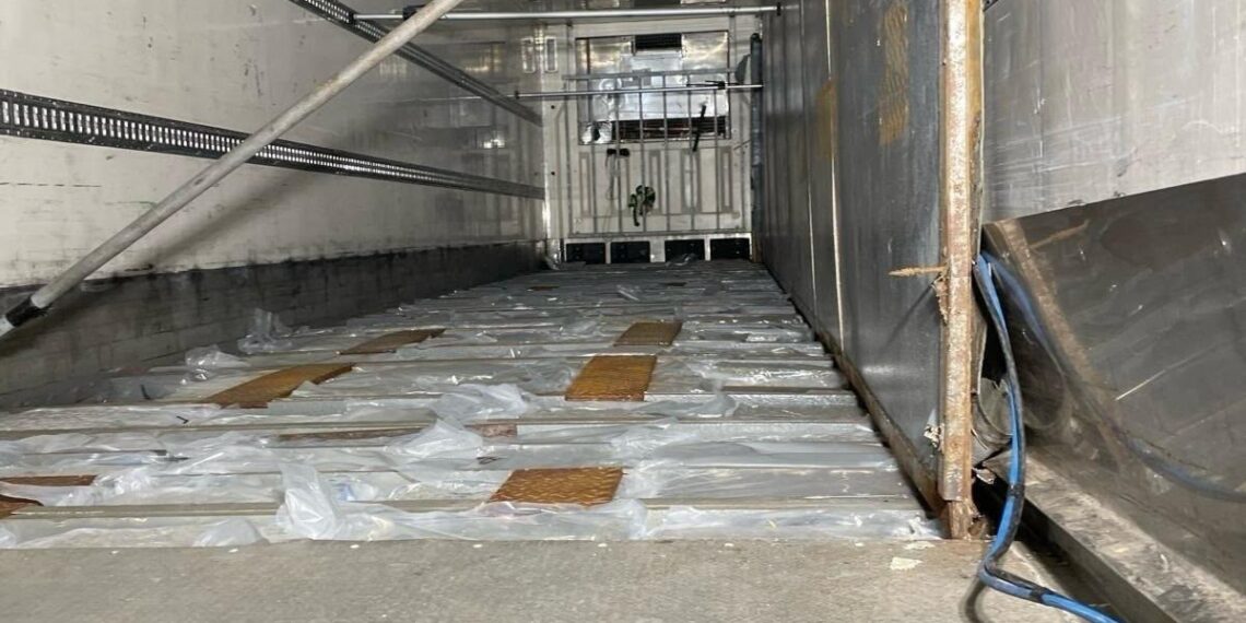 DIICOT a descins și la Câmpulung Moldovenesc într-un dosar uriaș de trafic internațional de droguri. Gruparea ar fi transportat aproape 1,7 tone de cocaină, canabis și hașiș, în valoare de până la 25 de milioane de euro