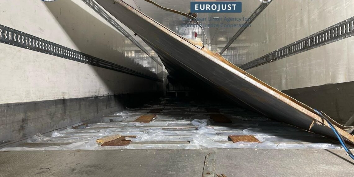 DIICOT a descins și la Câmpulung Moldovenesc într-un dosar uriaș de trafic internațional de droguri. Gruparea ar fi transportat aproape 1,7 tone de cocaină, canabis și hașiș, în valoare de până la 25 de milioane de euro