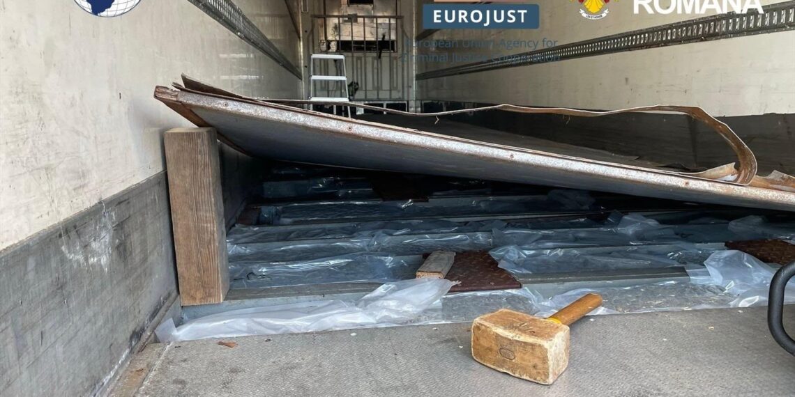 DIICOT a descins și la Câmpulung Moldovenesc într-un dosar uriaș de trafic internațional de droguri. Gruparea ar fi transportat aproape 1,7 tone de cocaină, canabis și hașiș, în valoare de până la 25 de milioane de euro