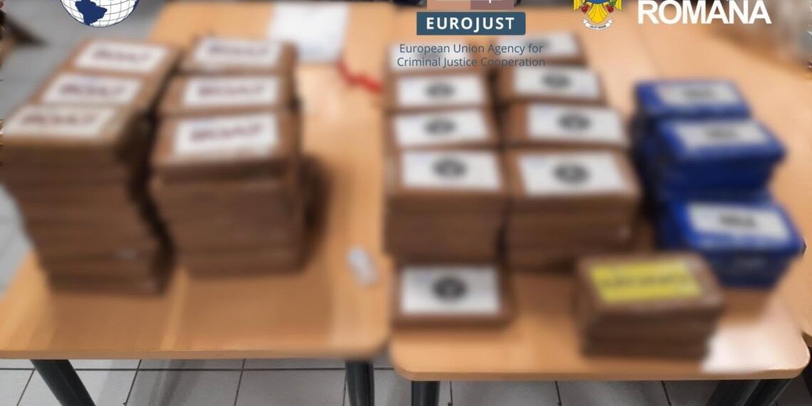 DIICOT a descins și la Câmpulung Moldovenesc într-un dosar uriaș de trafic internațional de droguri. Gruparea ar fi transportat aproape 1,7 tone de cocaină, canabis și hașiș, în valoare de până la 25 de milioane de euro