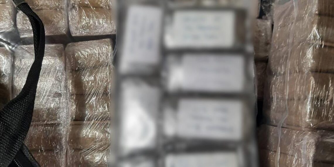 DIICOT a descins și la Câmpulung Moldovenesc într-un dosar uriaș de trafic internațional de droguri. Gruparea ar fi transportat aproape 1,7 tone de cocaină, canabis și hașiș, în valoare de până la 25 de milioane de euro