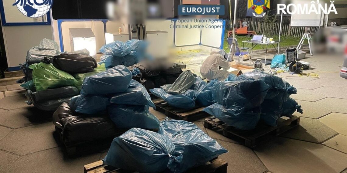DIICOT a descins și la Câmpulung Moldovenesc într-un dosar uriaș de trafic internațional de droguri. Gruparea ar fi transportat aproape 1,7 tone de cocaină, canabis și hașiș, în valoare de până la 25 de milioane de euro