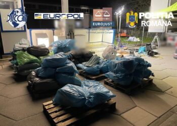 DIICOT a descins și la Câmpulung Moldovenesc într-un dosar uriaș de trafic internațional de droguri. Gruparea ar fi transportat aproape 1,7 tone de cocaină, canabis și hașiș, în valoare de până la 25 de milioane de euro