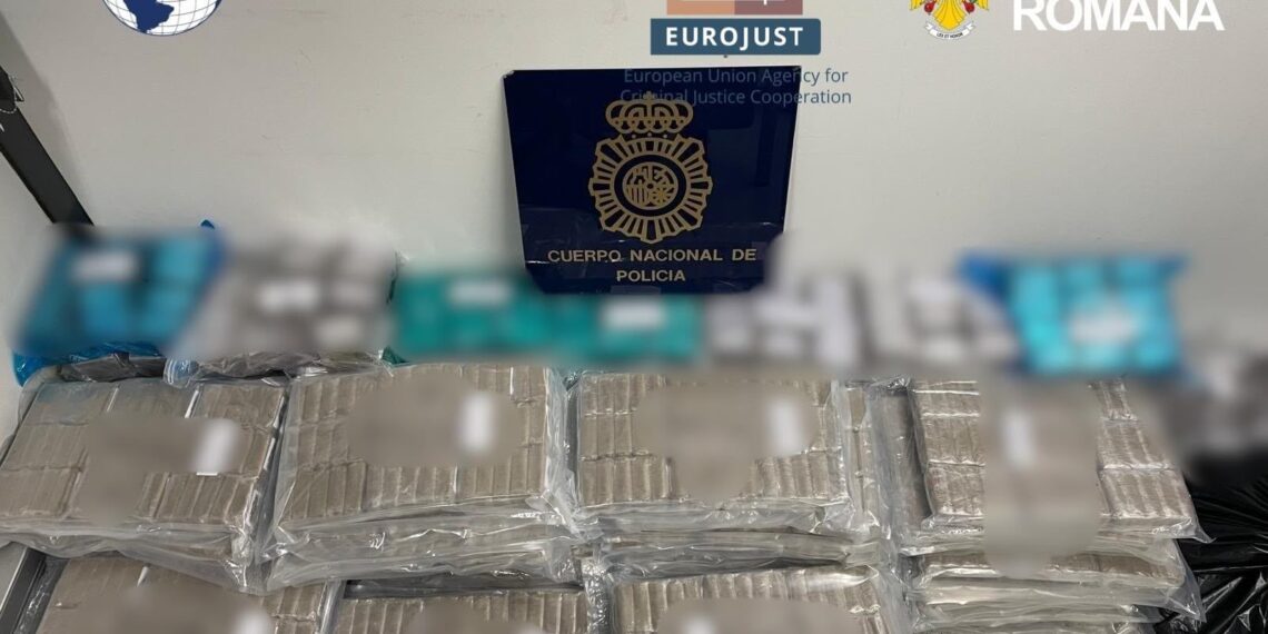 DIICOT a descins și la Câmpulung Moldovenesc într-un dosar uriaș de trafic internațional de droguri. Gruparea ar fi transportat aproape 1,7 tone de cocaină, canabis și hașiș, în valoare de până la 25 de milioane de euro