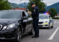 Mercedes cu numere de Bulgaria, tras pe dreapta la Vatra Dornei. Bistrițeanul de la volan a poposit pentru 24 de ore în ”beciul” IPJ Suceava. Mașina era radiată din 2024, iar plăcuțele bulgărești aparțineau altui autoturism