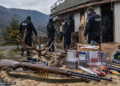 Percheziții la Cârlibaba într-un dosar privind arme și muniții. Carabină deținută ilegal, cartușe și zeci de trofee de vânat, ridicate de anchetatori