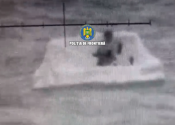 O navă comercială s-a scufundat în Marea Neagră, după un incendiu. Oameni în apă, valuri de 2,5 metri și o cursă contra-cronometru: toate cele 12 persoane de la bord au fost salvate