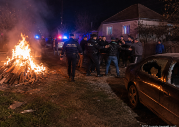 Mai mulți localnici din Dragoșa au fost bătuți și amenințați cu moartea într-un scandal în care a fost incendiată și o stivă de lemne aparținând unei femei. Trei bărbați au fost reținuți: doi au plecat acasă sub control judiciar, iar unul a fost arestat preventiv