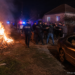 Mai mulți localnici din Dragoșa au fost bătuți și amenințați cu moartea într-un scandal în care a fost incendiată și o stivă de lemne aparținând unei femei. Trei bărbați au fost reținuți: doi au plecat acasă sub control judiciar, iar unul a fost arestat preventiv