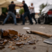 ”Vă arăt eu cine este șmecher!” Recidivist condamnat la închisoare cu executare după o demonstrație de ”bărbăție” cu cioburi și o coadă de topor în centrul Mitocului Dragomirnei. O femeie care încercase să aplaneze scandalul s-a ales cu un ciob în ochi