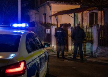 Bărbat din Burdujeni, înjunghiat în abdomen de soțul mamei sale. Agresorul, în vârstă de 70 de ani, a fost evacuat din locuință prin ordin de protecție