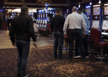 Pedepse DEFINITIVE majorate pentru un colecționar de dosare penale, un practicant de sporturi de contact și un administrator cu apucături filantropice, implicați într-o tentativă de omor într-un cazinou. Victima a fost lovită de două ori în cap cu o sabie de un metru, la o zi după un scandal într-un club