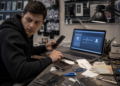 Angajat la un service de telefoane, trimis în judecată după ce ar fi mutat peste 8.600 de lei din contul patronului în propriul cont. Când a fost întrebat despre tranzacții, a spus că nu știe nimic