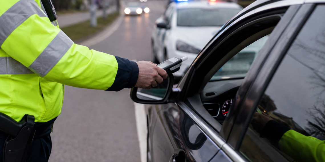 Șofer beat, urmărit de polițiști prin Vicovu de Jos. A accelerat când i s-a făcut semn să oprească și a fost blocat în fața magazinului Profi. Etilotestul a indicat 1,13 mg/l
