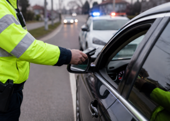 Șofer beat, urmărit de polițiști prin Vicovu de Jos. A accelerat când i s-a făcut semn să oprească și a fost blocat în fața magazinului Profi. Etilotestul a indicat 1,13 mg/l
