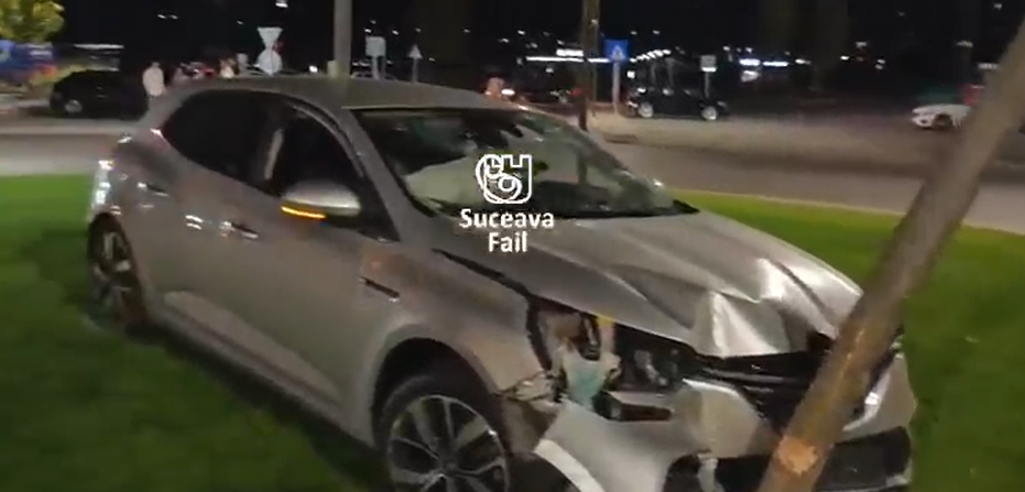 Șofer beat, oprit de un copac într-un sens giratoriu din parcarea Iulius Mall Suceava