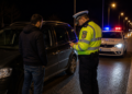 Amendă penală de 5.400 de lei pentru un șofer prins cu canabis asupra sa. A încuiat mașina, cu pasagerul în interior, și a aruncat cheia sub autoturism