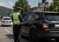 Prins cu 97 km/h prin Straja, deși avea permisul suspendat. După ce a oprit la semnalul polițiștilor, a schimbat locul cu soția. Amendă de 2.162,5 lei și dosar penal