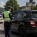Prins cu 97 km/h prin Straja, deși avea permisul suspendat. După ce a oprit la semnalul polițiștilor, a schimbat locul cu soția. Amendă de 2.162,5 lei și dosar penal