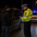 Amendă penală de 5.400 de lei pentru un șofer prins cu canabis asupra sa. A încuiat mașina, cu pasagerul în interior, și a aruncat cheia sub autoturism