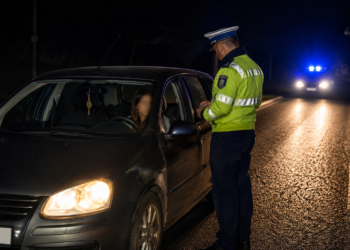 Poveste cusută cu ață albă la Vatra Moldoviței. O femeie fără permis, găsită singură într-un autoturism oprit de polițiști. Soțul a spus că tatăl său plecase după vaci, ea că socrul plecase după altă mașină