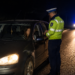 Poveste cusută cu ață albă la Vatra Moldoviței. O femeie fără permis, găsită singură într-un autoturism oprit de polițiști. Soțul a spus că tatăl său plecase după vaci, ea că socrul plecase după altă mașină