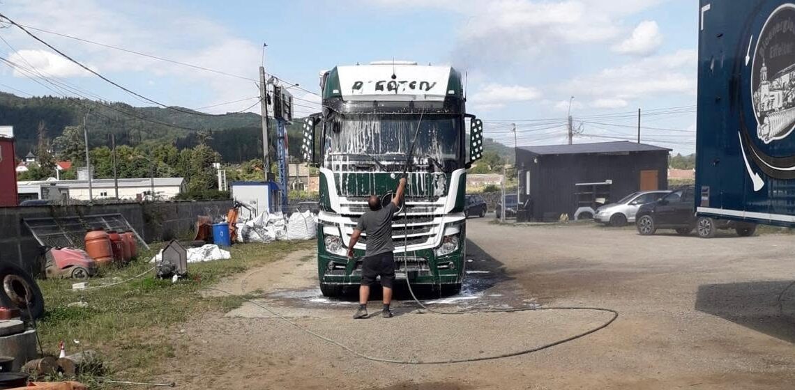 Spălătorie auto, amendată cu 60.000 de lei de Garda de Mediu Suceava. Activitatea a fost suspendată pentru lipsa autorizației de mediu