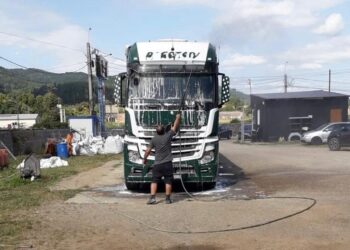 Spălătorie auto, amendată cu 60.000 de lei de Garda de Mediu Suceava. Activitatea a fost suspendată pentru lipsa autorizației de mediu