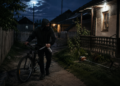 Recidivistul ”Băzănică”, condamnat la 6 ani de închisoare după o serie de furturi în Adâncata. Abia ieșit din pușcărie, intra noaptea în gospodăriile oamenilor și fura ce apuca. O cameră l-a surprins pe ”musafir” înarmat cu un cuțit de mari dimensiuni și un spray