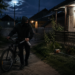 Recidivistul ”Băzănică”, condamnat la 6 ani de închisoare după o serie de furturi în Adâncata. Abia ieșit din pușcărie, intra noaptea în gospodăriile oamenilor și fura ce apuca. O cameră l-a surprins pe ”musafir” înarmat cu un cuțit de mari dimensiuni și un spray