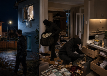 Au furat 308.800 de lei și aproape un kilogram de bijuterii dintr-o casă din Zamca. Doi hoți sunt încă neidentificați, iar al treilea a primit 4 ani de închisoare după ce a fost trădat de ADN-ul lăsat pe o cutie de compot de ananas