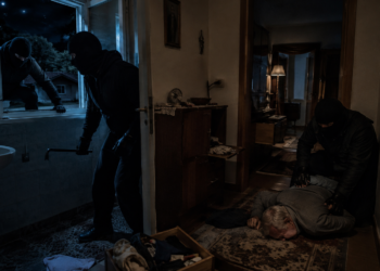 Trei ”scursuri ale societății”, condamnate după o tâlhărie pentru 5.000 de lei care a dus la moartea victimei. Bătrânul a fost bătut în propria casă cu levierul, pumnii, picioarele și o sticlă și a murit după aproape patru luni. Creierul atacului a primit 17 ani și 10 luni de închisoare