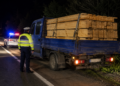 Transport ilegal de cherestea oprit la Vadu Moldovei. Polițiștii au găsit peste 5 metri cubi de lemn fără aviz, iar autoutilitara a fost indisponibilizată