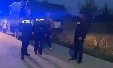 ”Îți fărâm tăt botu!” Prinși cu lemn fără acte, s-au dezlănțuit în fața polițiștilor: înjurături, amenințări și o piatră aruncată spre activistul de mediu Dani Ghinghiloschi. Doi scandalagii au ajuns în arest