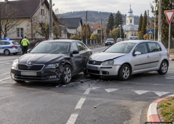Accident la Liteni, după o neacordare de prioritate. Șoferița neatentă a ajuns la spital. Autoturismul care circula regulamentar avea ITP-ul expirat