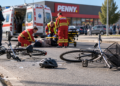 Accident între doi bicicliști, în fața magazinului Penny din Vicovu de Sus. Un bărbat de 83 de ani a ajuns la spital cu traumatism cranian