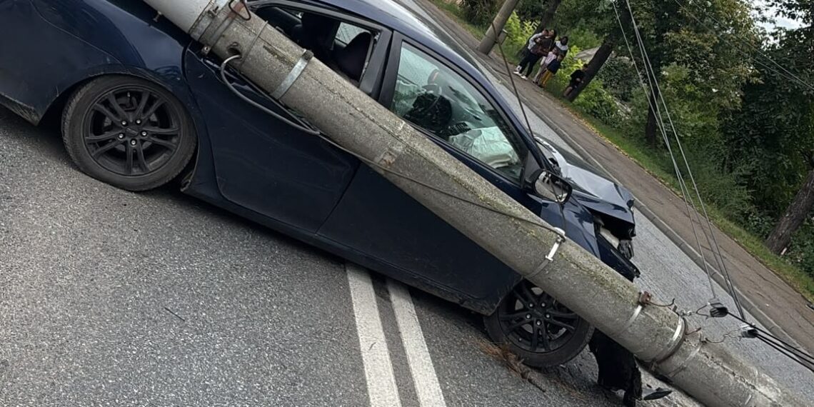 Accident pe Calea Unirii din Suceava. Un autoturism a intrat într-un stâlp, iar o femeie de 45 de ani a ajuns la spital
