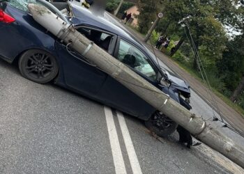 Detalii despre accidentul de pe Calea Unirii. Înainte să pună la pământ stâlpul din beton, șoferul a încercat să schimbe banda și a lovit o mașină