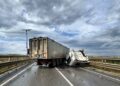 Autotren implicat într-un accident pe centura Sucevei, la Șcheia. Șoferul a fost preluat de echipajul SMURD