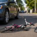 Fetiță de 10 ani, lovită de o mașină în Suceava. Copila circula cu bicicleta pe contrasens, pe o stradă cu sens unic