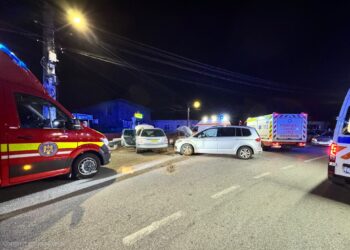 Detalii despre accidentul de la Costâna. Cinci persoane, printre care trei copii, au fost rănite după ce un șofer a virat la stânga fără să acorde prioritate unei mașini care venea din sens opus