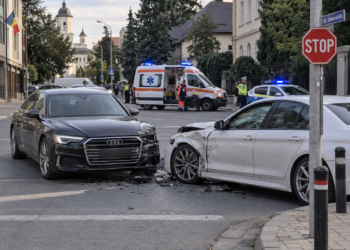 Copilă de 4 ani, ajunsă la spital după ce un șofer cu 1,20 mg/l alcool pur în aerul expirat a provocat un accident în Burdujeni. Nu a oprit la STOP și a lovit mașina în care se afla micuța