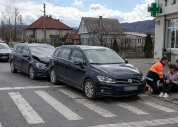 Femeie lovită pe trecerea de pietoni la Frătăuții Vechi. O mașină oprită pentru a-i acorda prioritate a fost izbită din spate și proiectată în pieton