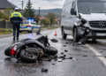 Mopedist de 47 de ani, mort într-un accident la Mălini. Fără permis, s-a izbit cu mopedul neînmatriculat de o autoutilitară