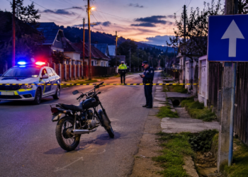 Minorul de 15 ani care a accidentat mortal un copil de 5 ani cu motocicleta, arestat la domiciliu. Circula pe contrasens, pe o stradă cu sens unic. Tatăl său a fost reținut