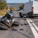 Motociclist italian și pasagera sa, răniți într-un accident la Cornu Luncii. O autoutilitară a întors peste linia continuă