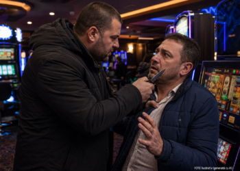 Cuțitul pe obraz pentru 100 de lei. Un recidivist a fost arestat după ce a încercat să tâlhărească un client într-o sală de jocuri din Suceava