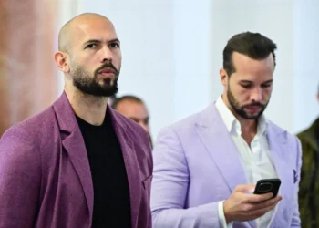 Frații Andrew și Tristan Tate, trimiși din nou în judecată. DIICOT: o fată recrutată la 15 ani ar fi fost exploatată aproape un deceniu. Cei doi ar fi obținut peste 1,25 milioane de dolari din videochatul victimei